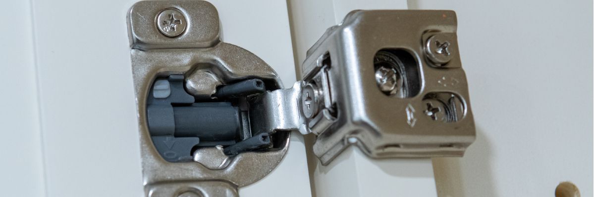 esempio di nichelatura su cerniera in metallo di un mobile d'arredo